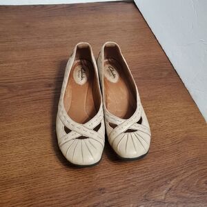 Clarks Artisan Beige Leather Flats Size 8.5 Slip On Casual Shoes